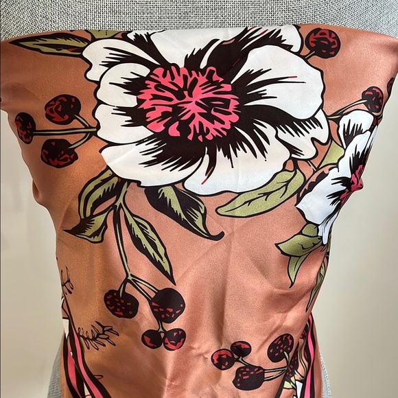 Jessica Simpson NWOT Floral Beige and Pink Square Scarf 27 x 27 - Picture 2 of 7